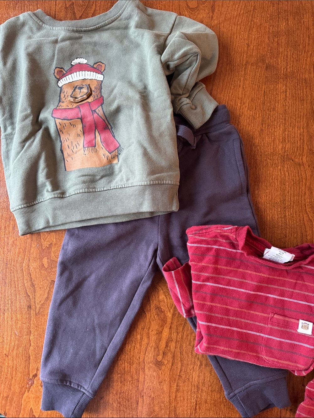 Tommy Bahama Green Bear Graphic Sweatshirt and Navy Joggers Set